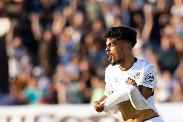 Platense goleó 3-0 a Racing y profundizó la racha negativa de la Academia