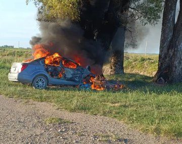 El hombre se estrelló en su auto tras cometer el femicidio.
