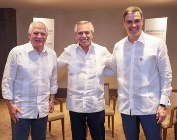 El presidente Alberto Fernández junto al Presidente del Gobierno de España, Pedro Sánchez y el Alto Representante de la Unión Europea para Asuntos Exteriores y Política de Seguridad, Joseph Borrell.