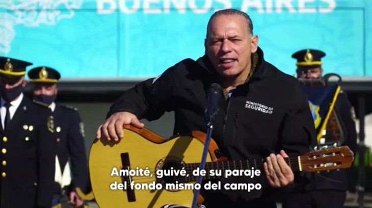 Sergio Berni grabo un video recitando y tocando la guitarra en homenaje a los héroes de Malvinas