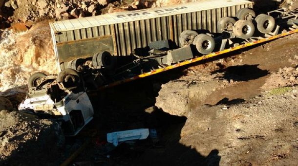 Se salvó al saltar del camión cuando ya desbarrancaba