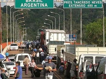 Miles de argentinos cruzan la Triple Frontera por productos y alimentos más económicos