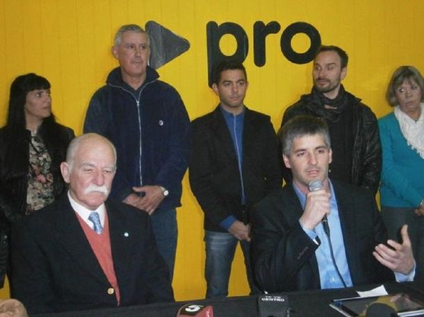 El candidato de Macri en Saladillo hace campaña con un intendente de la dictadura