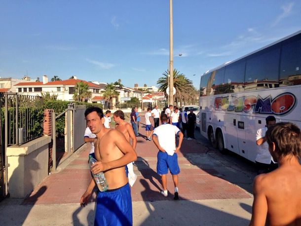 Se prendió fuego el micro que llevaba al equipo de Vélez