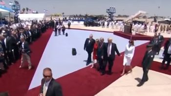 video: furiosa, melania le nego la mano a trump en publico video: furiosa, melania le nego la mano a trump en publico