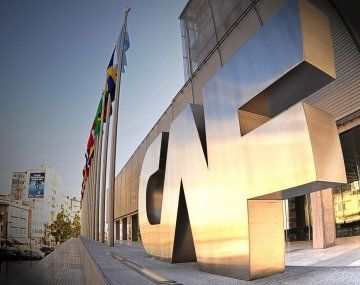 Alberto firma acuerdos por créditos del Banco de Desarrollo de América Latina para el país