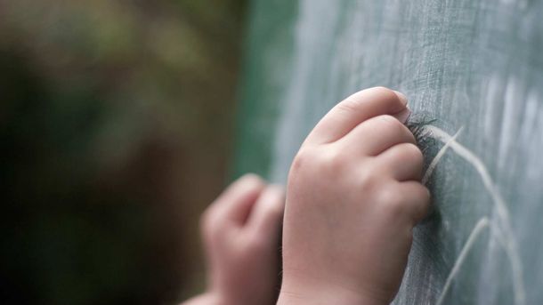 Autorizan a un docente a adoptar a uno de sus alumnos