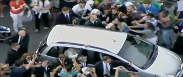 La gente desbordó la seguridad para acercarse al Papa