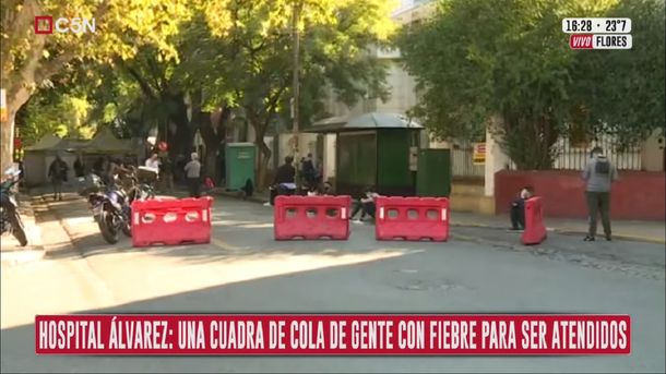 Desborde en un hospital de Flores: una cuadra de cola, con personas con síntomas esperando para ser atendidos