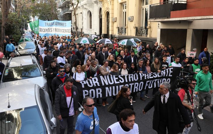 Multitudinaria marcha de docentes, nodocentes y estudiantes en defensa a los salarios y la universidad pública