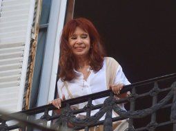 militantes se concentraron frente a la casa de cristina por el 8m y pidieron por su libertad militantes se concentraron frente a la casa de cristina por el 8m y pidieron por su libertad