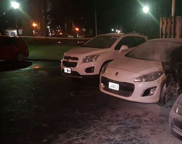Los autos quemados tras la explosión frente al Ministerio de Seguridad bonaerense (@mauroszeta)
