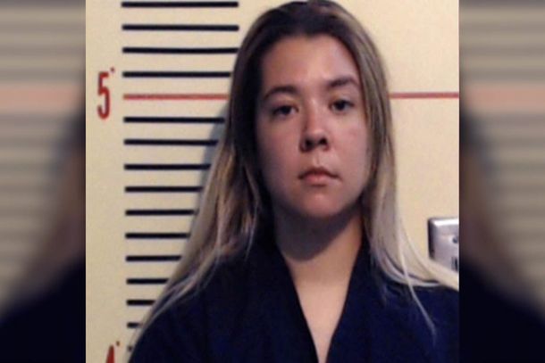 Encerró a sus hijos en el auto y los dejó morir para darles una lección