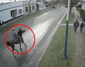De película: ladrón roba montado a caballo por las calles de Los Polvorines