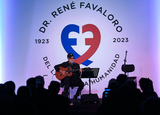 Homenajearon a René Favaloro en el CCK y se iluminaron monumentos porteños
