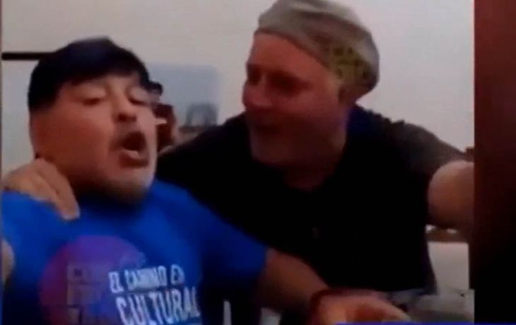 Se filtró un video de Maradona fumando un habano días antes de su última operación