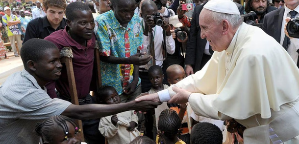 Francisco instó a Europa a establecer corredores humanitarios al recibir a refugiados en el Vaticano