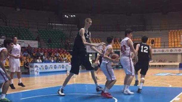 El gigante rumano tiene 16 años y mide 2.31 metros