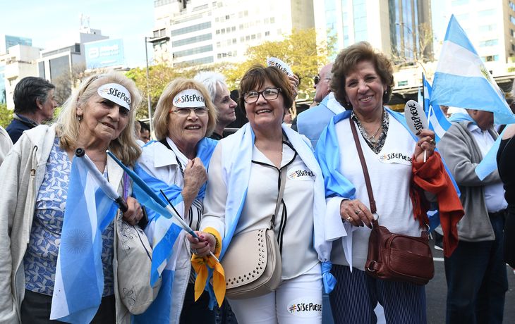 Mujeres macristas se congregan en el Obelisco