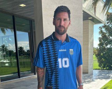 Messi posó con una mítica camiseta de Maradona: ¿es una señal?