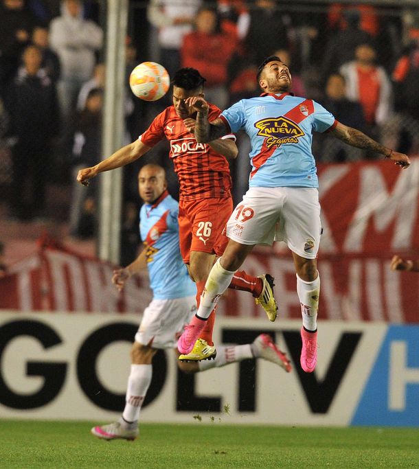 En un partido parejo, el Rojo le ganó a Arsenal y se metió en los octavos de final