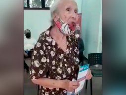 Alberto sorprendió a la mujer de 94 años que cantó un tango para agradecer que la vacunaron