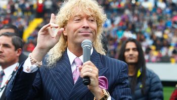 un excentrico empresario chileno regalara 21 mil banderas para la final ante argentina un excentrico empresario chileno regalara 21 mil banderas para la final ante argentina