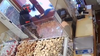 se refugio en una panaderia para que no le roben y rompieron la puerta a patadas se refugio en una panaderia para que no le roben y rompieron la puerta a patadas