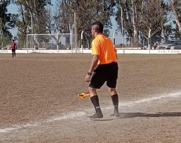 Un árbitro le prestó los botines a un chico de inferiores y se hizo viral