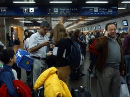 sin vuelos de aerolineas y austral por un conflicto gremial