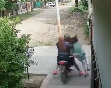 Dos motochorros arrastraron y golpearon a una joven para robarle el celular en Merlo