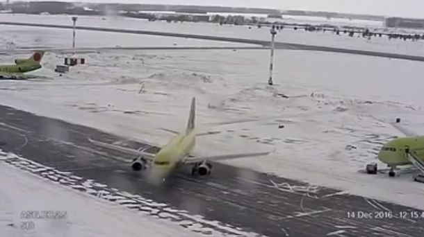Susto en un avión al aterrizar en una pista congelada en Rusia