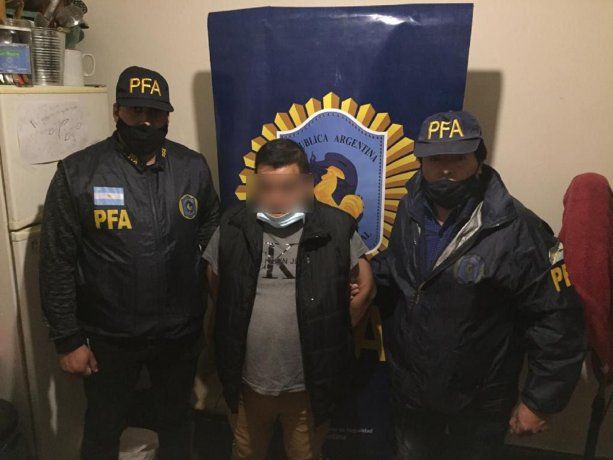 Detienen a empleado de una clínica por vender recetas y certificados haciéndose pasar por medico