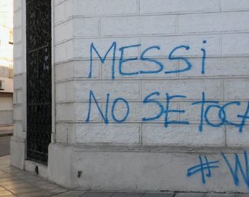 Santa Fe amaneció con pintadas contra la renuncia de Messi: No se toca 