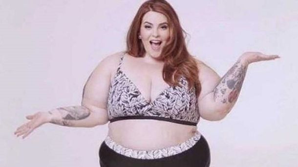 Polémica por una foto que Facebook dio de baja de una modelo XL en bikini