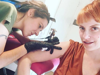 Connie Ansaldi, con nuevo tatuaje