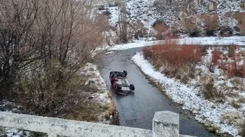 El accidente, que ocurrió en el sector del arroyo Limay Chico, sucedió durante una jornada con la calzada mojada y sectores con aguanieve. El accidente, que ocurrió en el sector del arroyo Limay Chico, sucedió durante una jornada con la calzada mojada y sectores con aguanieve.
