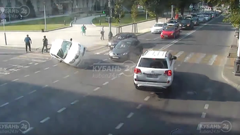 por un pelo: autos chocan y casi atropellan a dos peatones que querian cruzar por un pelo: autos chocan y casi atropellan a dos peatones que querian cruzar