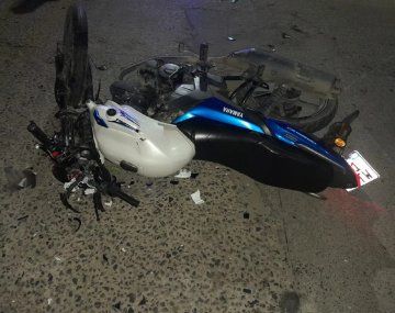 Una moto chocó a un Renault Clío y vecinos intentaron linchar a la automovilista