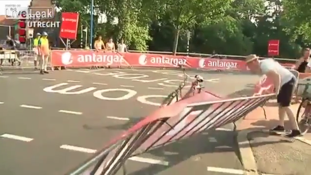 Cartero enloquece cuando se da cuenta que su ruta es utilizada por el Tour de France