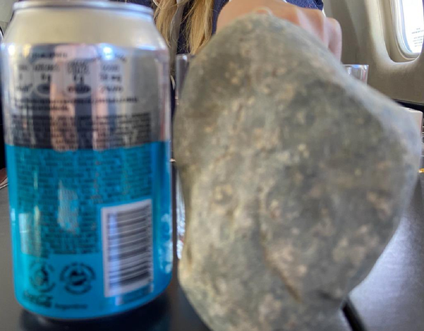 Así fueron las piedras que arrojaron contra la combi que transportaba al Presidente en Chubut