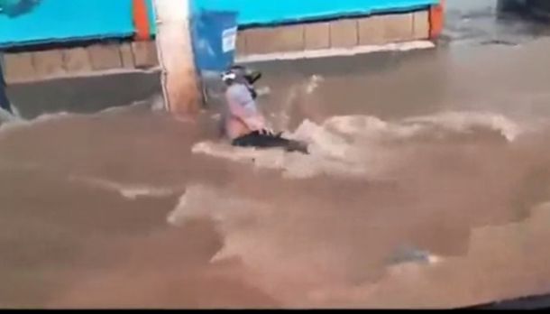 Una alcantarilla casi se traga a un motociclista en Brasil