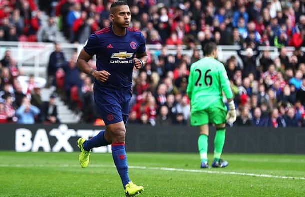 El ecuatoriano Valencia aprovechó el regalito de Valdés y sentenció el partido