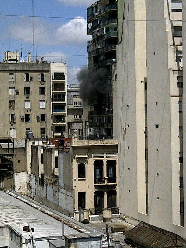 Evacuaron un edificio de Callao al 200 por un incendio