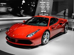 Una Ferrari 2018 paga de patente anual lo que cuesta un auto 0 kilómetro económico