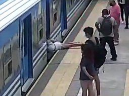 Una pasajera se cayó debajo de una formación de tren y se salvó de milagro