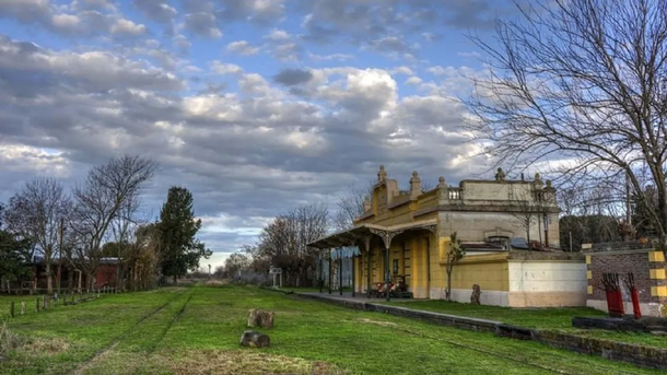 El pueblo con un encanto a 100 km que es ideal para una visita por su historia ferroviaria