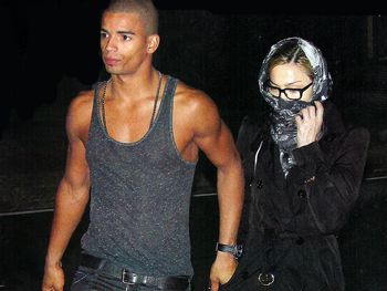 Madonna pasea junto a su último sex toy