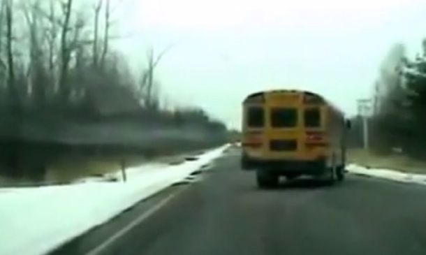 Un micro lleno de chicos hacía zigzag en la ruta tras desmayarse el chofer