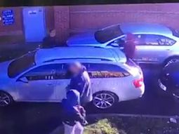 El momento en el que intervienen para terminar con el trío sexual El momento en el que intervienen para terminar con el trío sexual